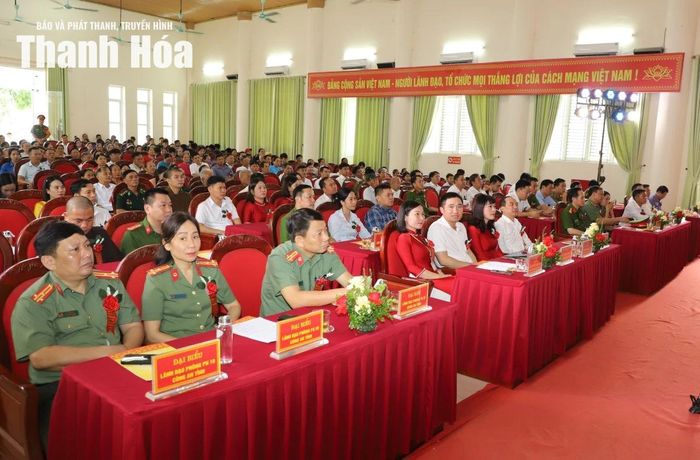Đại biểu và Nhân dân xã Quảng Ninh dự ngày hội.