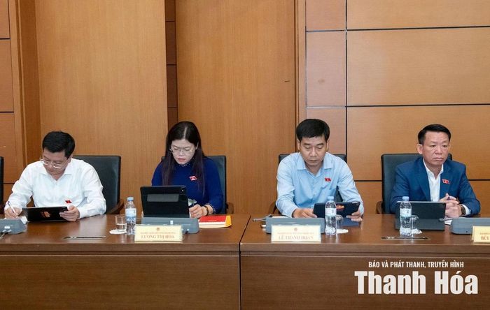 Các đại biểu tham dự phiên thảo luận tổ.