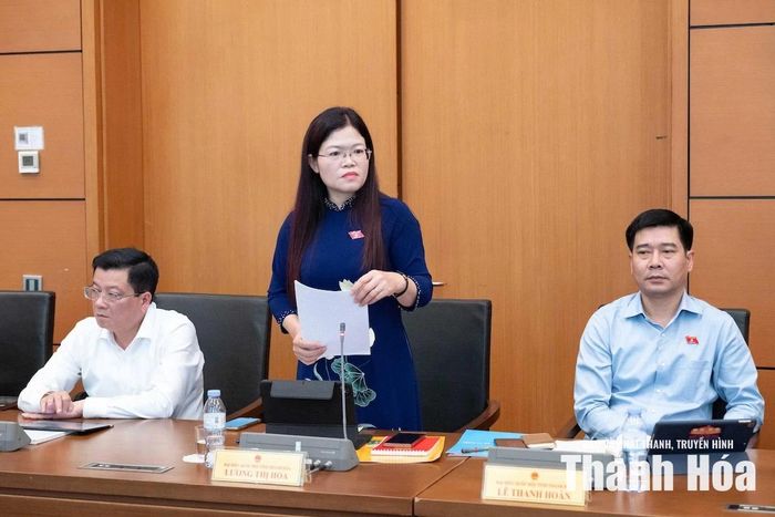 Đại biểu Lương Thị Hoa, Phó Trưởng Đoàn ĐBQH tỉnh Thanh Hóa tham gia thảo luận.