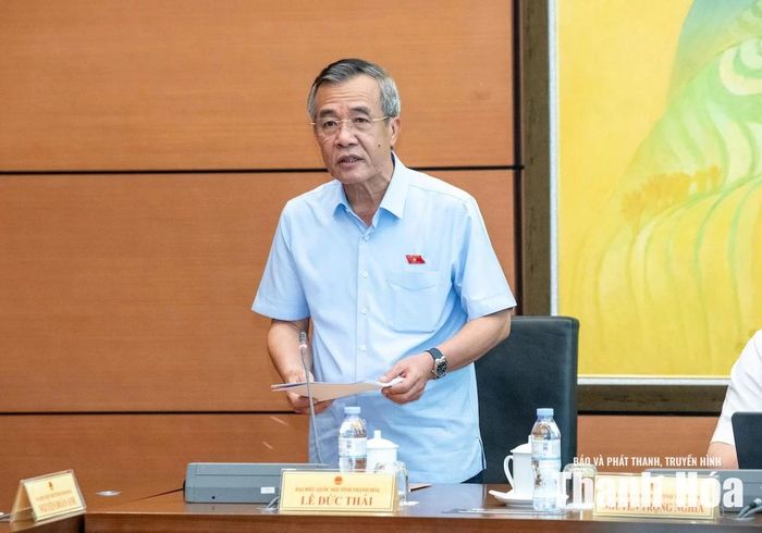 Đồng chí Lê Đức Thái, Ủy viên Trung ương Đảng, Bí thư Tỉnh ủy, Trưởng Đoàn ĐBQH tỉnh Thanh Hóa điều hành phiên thảo luận.