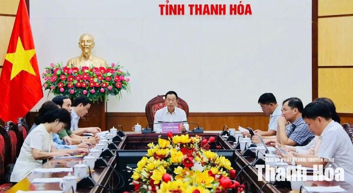 Phó Chủ tịch UBND tỉnh Thanh Hóa Lê Quang Hùng và đại diện lãnh đạo các sở, ban, ngành tham dự hội nghị trực tuyến.