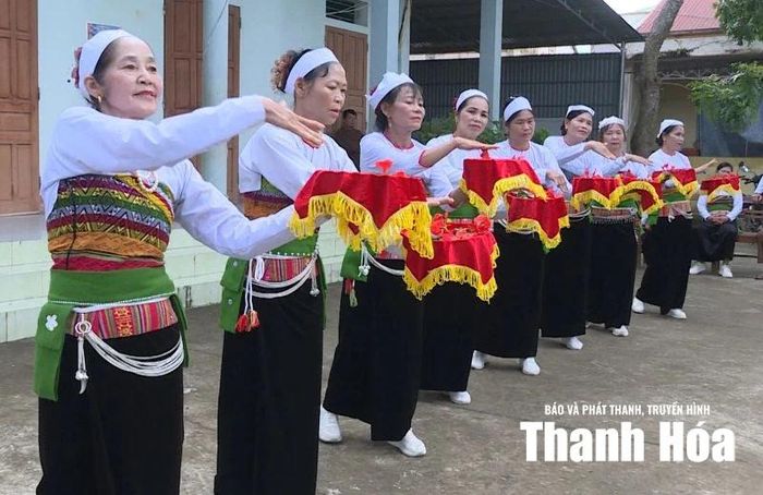 Điệu múa uyển chuyển của các thành viên CLB liên thế hệ tự giúp nhau thôn Liên Sơn.