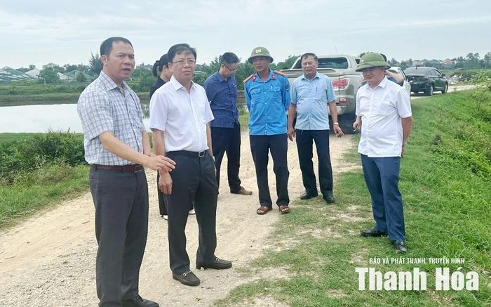 Đoàn công tác kiểm tra các điểm xung yếu trên đê tây sông Cung, xã Hoằng Châu.