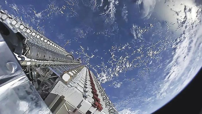 Starlink hiện giữ vai trò quan trọng trong cuộc xung đột Nga - Ukraine. Ảnh: The Economist.