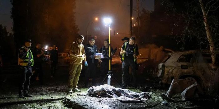 Hiện trường sau cuộc tập kích quy mô lớn của Nga vào thủ đô Kyiv đêm 1/8 . Ảnh: Reuters.