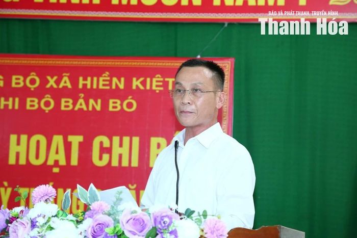 Đảng viên Chi bộ bản Bó phát biểu tại buổi sinh hoạt.