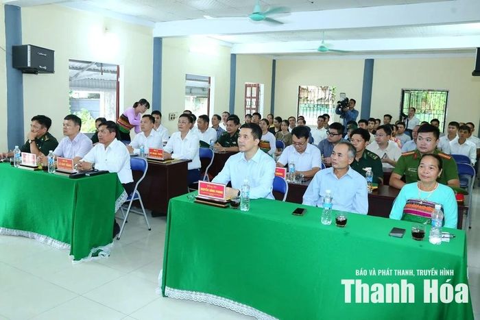 Các đại biểu và đảng viên dự buổi sinh hoạt chi bộ.
