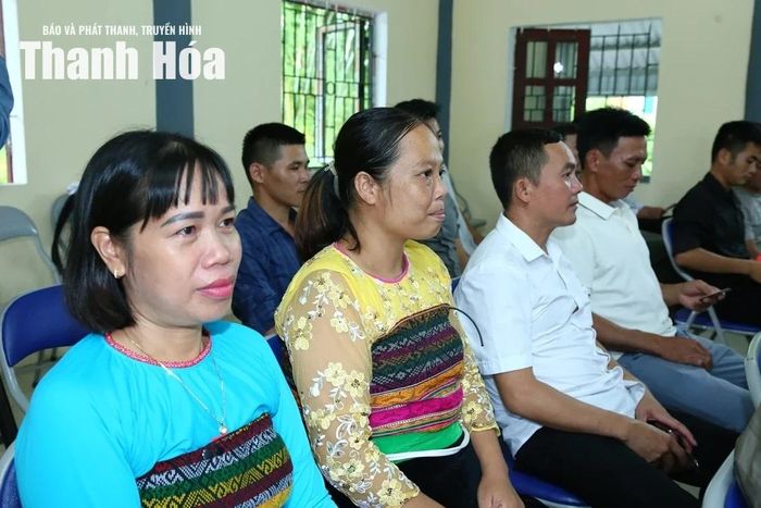 Đảng viên bản Bó dự buổi sinh hoạt.