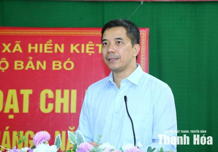 Phó Bí thư Thường trực Tỉnh ủy Nguyễn Hồng Phong phát biểu tại buổi sinh hoạt Chi bộ bản Bó.