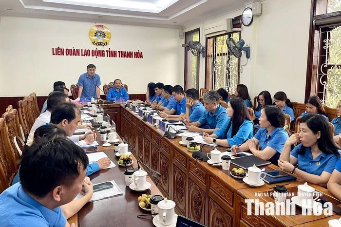 Chủ tịch Liên đoàn Lao động tỉnh Bắc Ninh Thạch Văn Chung phát biểu tại buổi làm việc.