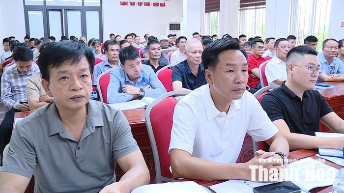 Đại biểu và đại diện doanh nghiệp, đơn vị kinh doanh vận tải, dịch vụ bến xe, trạm dừng nghỉ tham dự hội nghị.