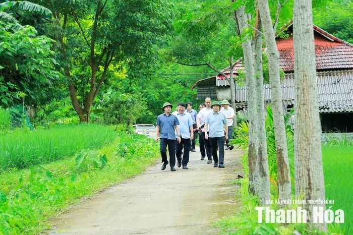 Đoàn công tác kiểm tra và nắm bắt tình hình tại xã Thạch Quảng.