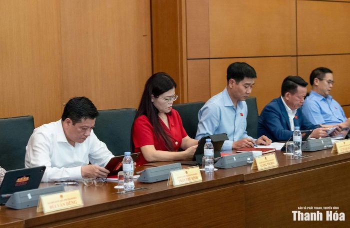 Các đại biểu Quốc hội tham dự phiên thảo luận tổ.