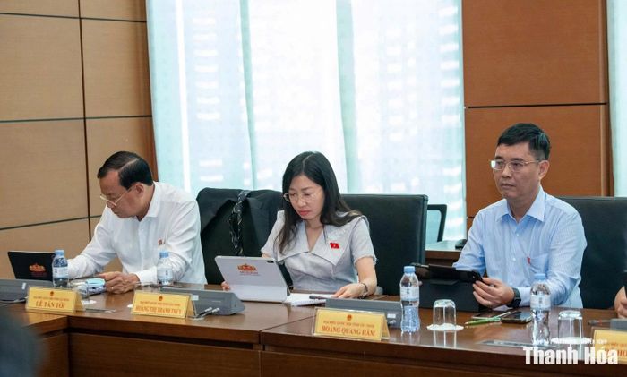 Các đại biểu Quốc hội tham dự phiên thảo luận tổ.