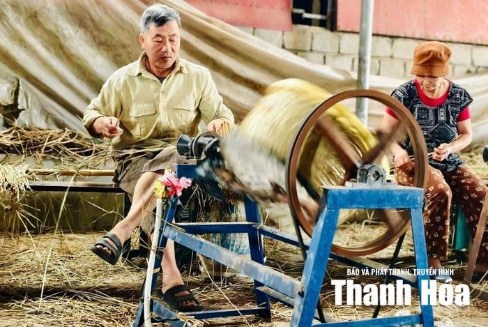 Dù máy móc đã dần thay thế, nhưng tại nhiều hộ gia đình ở xã Tân Tiến, dệt thủ công vẫn được duy trì để tạo ra những sản phẩm đẹp và có độ bền cao.