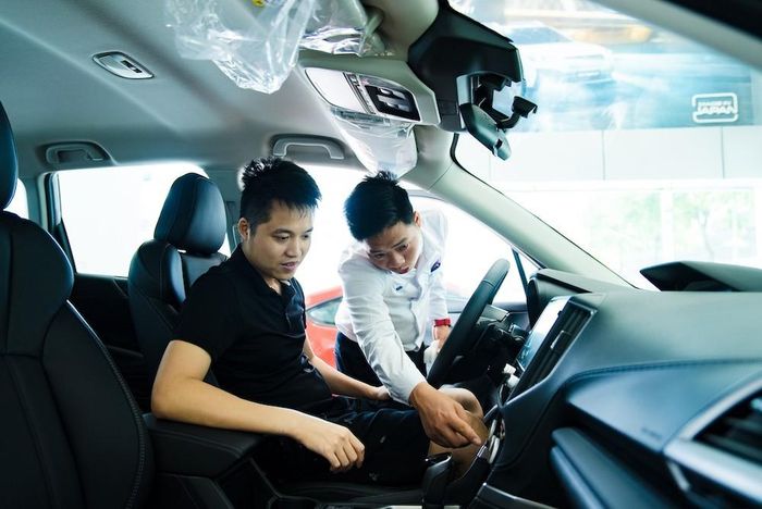 Kinh doanh đại lý ô tô là ngành thâm dụng vốn lớn, vận hành chủ yếu dựa vào dòng vốn vay ngân hàng thông qua cơ chế tài trợ kho bãi.