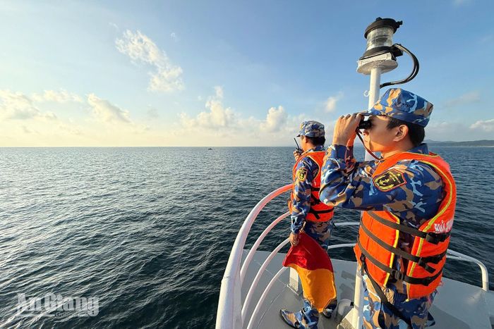 Cán bộ, chiến sĩ Tàu 637 quan sát, tìm kiếm ngư dân mất tích trên biển