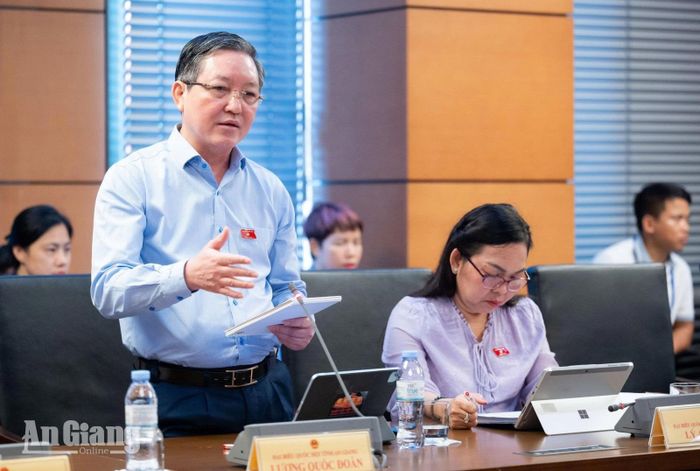 Đại biểu Lương Quốc Đoàn phát biểu thảo luận.