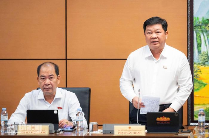 Đại biểu Phạm Văn Thắng phát biểu.