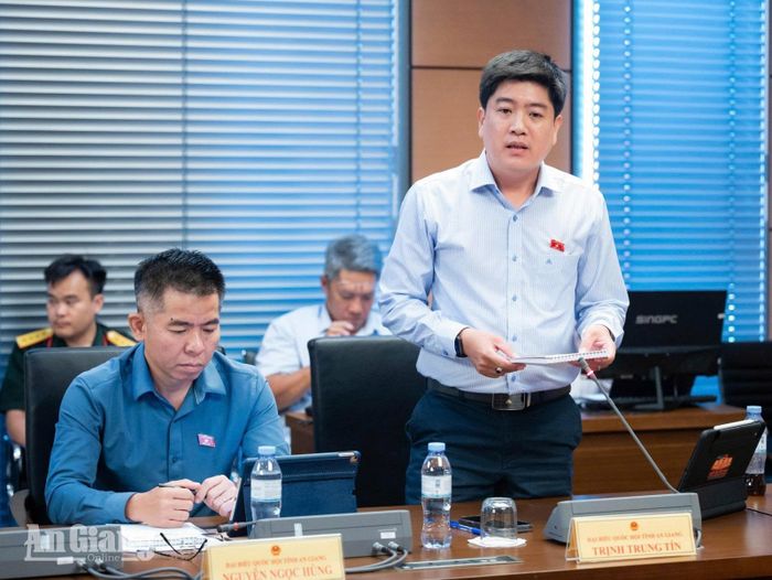 Đại biểu Trịnh Trung Tín phát biểu.