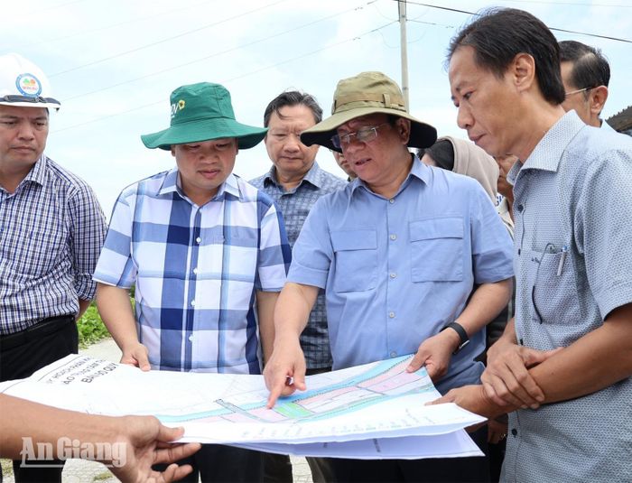 Chủ tịch UBND tỉnh Hồ Văn Mừng kiểm tra tiến độ công trình đường trục chính ven biển vào trung tâm thành phố Hà Tiên (nay là phường Hà Tiên).