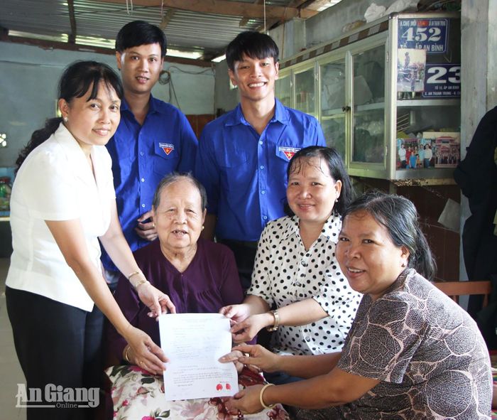 Công chức Trung tâm Phục vụ hành chính công và Đoàn Thanh niên xã Long Kiến đến tận nhà hỗ trợ người dân thực hiện các thủ tục hành chính.