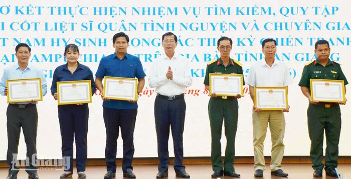Tặng bằng khen của Chủ tịch UBND tỉnh cho các tập thể, cá nhân đã có thành tích xuất sắc.