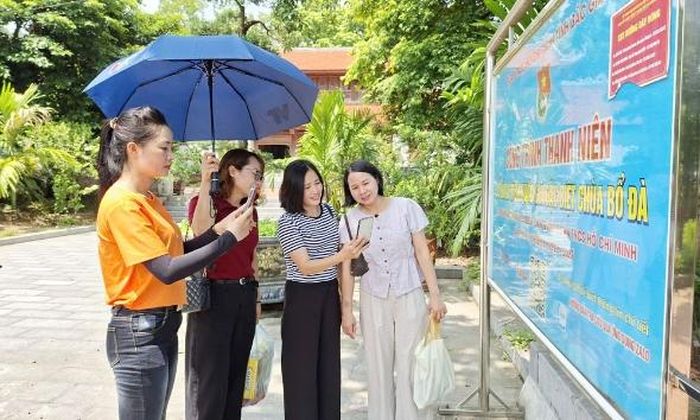Du khách tra cứu thông tin về chùa Bổ Đà qua mã quét QR.