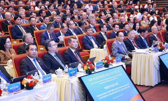 Thủ tướng Lê Minh Hưng và các đồng chí lãnh đạo dự Phiên toàn thể Hội nghị Ngoại giao lần thứ 33
