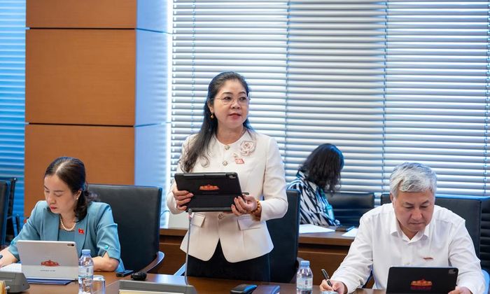  Đại biểu Leo Thị Lịch phát biểu ý kiến. 