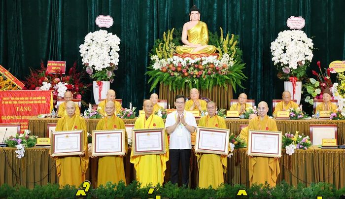  Thừa ủy quyền của Chủ tịch nước, Phó Trưởng Ban Tuyên giáo Trung ương Triệu Tài Vinh trao tặng Huân chương Đại đoàn kết dân tộc cho các cá nhân. 
