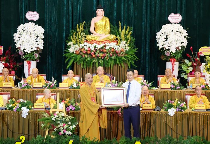  Thừa ủy quyền của Chủ tịch nước, Phó Bí thư Tỉnh ủy Trần Huy Phương trao Huân chương Lao động hạng Ba tặng Hòa thượng Thích Thanh Phụng. 