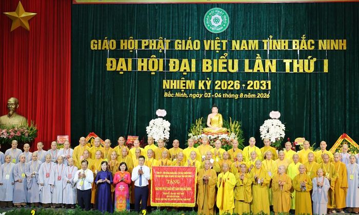  Các đồng chí lãnh đạo tỉnh trao tặng Giáo hội Phật giáo Việt Nam tỉnh Bắc Ninh bức trướng của Tỉnh ủy, HĐND, UBND, Ủy ban MTTQ tỉnh. 