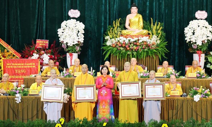  Thừa ủy quyền của Thủ tướng Chính phủ, Phó Chủ tịch Thường trực HĐND tỉnh Trần Thị Hằng trao Bằng khen của Thủ tướng Chính phủ cho các cá nhân. 
