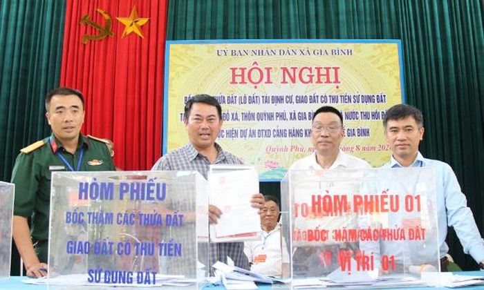 Người dân bốc thăm các thửa đất ở vị trí số 1.