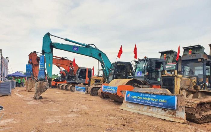 Huy động máy móc khởi công dự án.