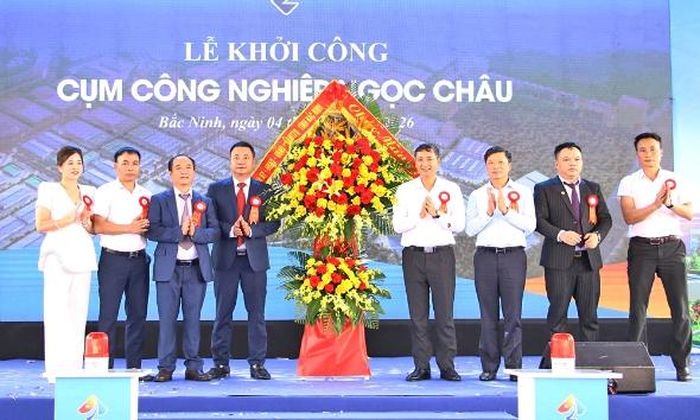 Các đồng chí: Nguyễn Việt Oanh và Đào Quang Khải tặng hoa chúc mừng chủ đầu tư dự án Cụm công nghiệp Ngọc Châu.