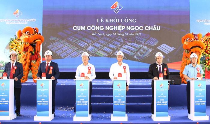 Các đồng chí: Nguyễn Việt Oanh và Đào Quang Khải cùng các đại biểu thực hiện nghi lễ khởi công dự án.