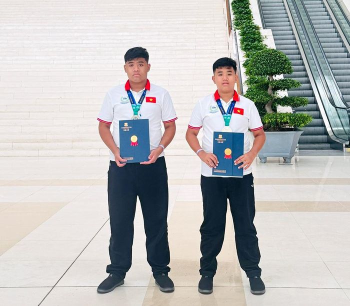 Hai anh em ruột Nguyễn Hoàng ĐứcAnh và Nguyễn Hoàng Quốc Anh đều đoạt Huy chương Bạc tại vòng Chung kết quốc tế Đấu trường Toán học châu Á 2026.
