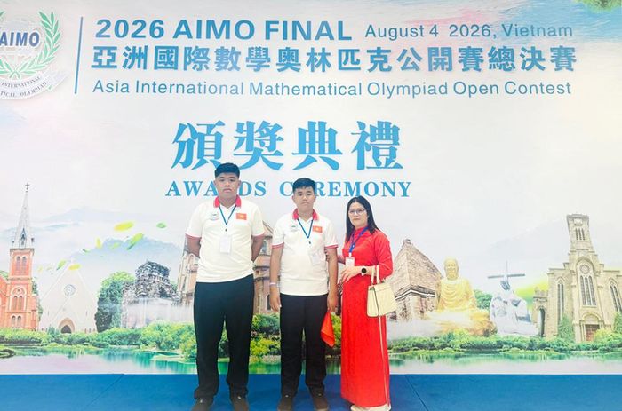 Hai em Nguyễn Hoàng Đức Anh, Nguyễn Hoàng Quốc Anh và người thân bên lề vòng Chung kết quốc tế Đấu trường Toán học châu Á 2026.