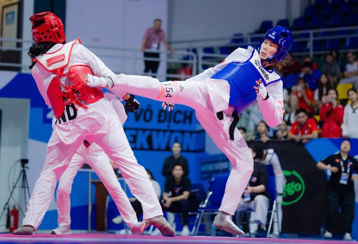 Võ sĩ Trần Thị Ánh Tuyết (bên phải) thi đấu tại Giải vô địch Taekwondo quốc tế Việt Nam mở rộng - CJ Vietnam Open 2026. Ảnh: NVCC