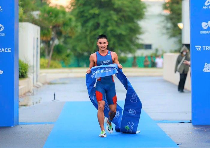 Vận động viên Hoàng Văn Hải về đích đầu tiên ở nội dung dành cho nam lứa tuổi U23 tại Giải vô địch Triathlon trẻ và U23 quốc gia năm 2026. Ảnh: NVCC
