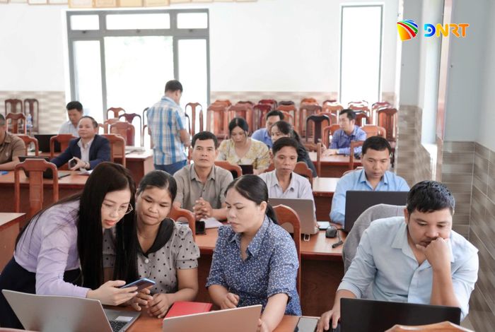 AI có thể hỗ trợ giáo viên xây dựng giáo án, thiết kế bài giảng, tạo học liệu trực quan. Trong ảnh: giáo viên và cán bộ xã La Dêê tại lớp học về AI được tổ chức cuối tháng 7/2026. Ảnh: NVCC.