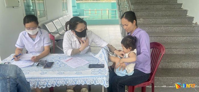 Khám sức khỏe cho trẻ em dưới 6 tuổi ở xã Thăng Bình. Ảnh: NGUYỄN QUỲNH