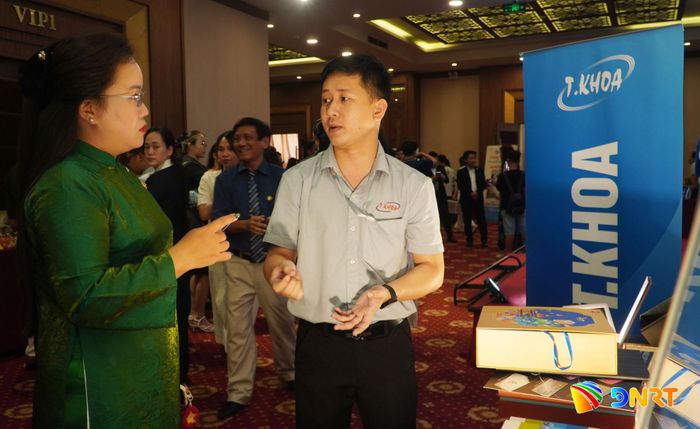 Công ty TNHH In Trùng Khoa giới thiệu sản phẩm, dịch vụ với khách hàng phía nam thành phố. Ảnh: PHAN VINH