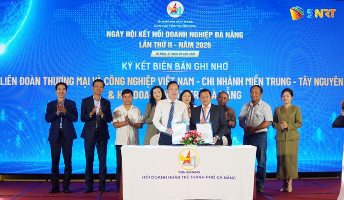 Lễ ký kết biên bản ghi nhớ giữa VCCI miền Trung - Tây Nguyên và Hội Doanh nhân trẻ Đà Nẵng. Ảnh: PHAN VINH