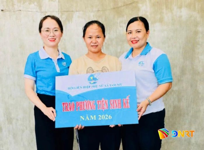Hội Liên hiệp Phụ nữ xã Tam Mỹ trao gà giống và thức ăn chăn nuôi hỗ trợ hội viên phụ nữ có hoàn cảnh khó khăn phát triển sinh kế. Ảnh: ĐVCC