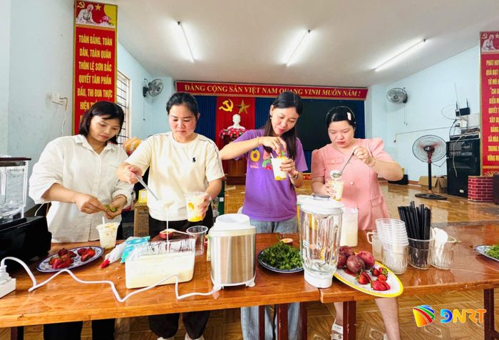 Hội Nông dân xã Hòa Tiến tổ chức lớp dạy nghề kỹ thuật pha chế, góp phần nâng cao tay nghề, tạo việc làm và khơi dậy ý tưởng khởi nghiệp. Ảnh: ĐVCC