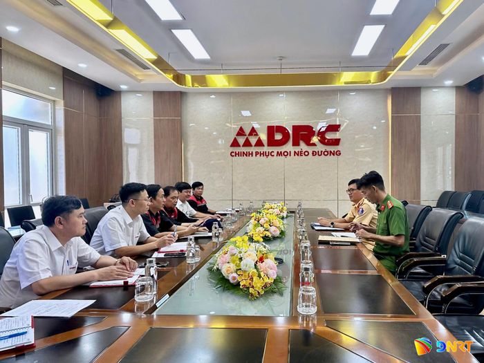 Đại diện Phòng Cảnh sát giao thông phối hợp cùng công an các địa phương đã đến làm việc với các doanh nghiệp để thống nhất kế hoạch triển khai phối hợp, hỗ trợ công nhân kê khai thông tin phương tiện. Ảnh: T.CÔNG