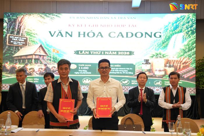 UBND xã Trà Vân ký kết biên bản ghi nhớ hợp tác cùng Công ty CP Quế Trà My. Ảnh: THANH TRIỀU